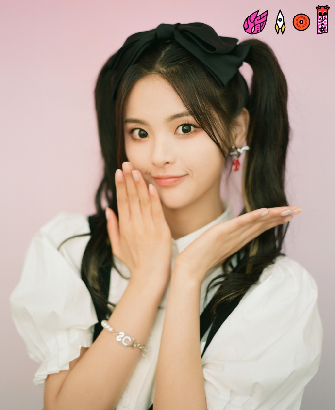 杨超越穿花朵背带裙元气俏皮 戴蝴蝶结发饰少女感十足