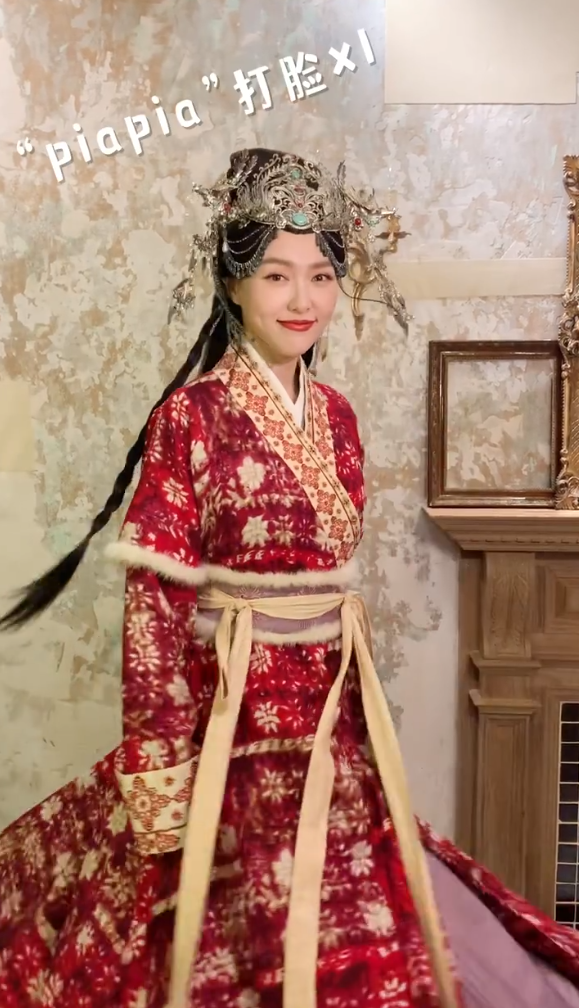 唐嫣穿戏服戴墨镜摆拍 放飞自我频频笑场