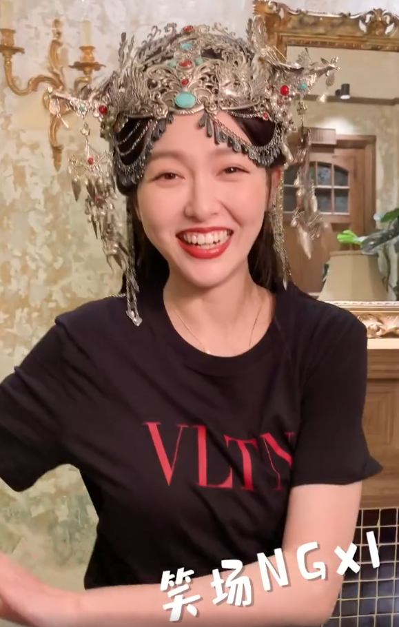 唐嫣穿戏服戴墨镜摆拍 放飞自我频频笑场