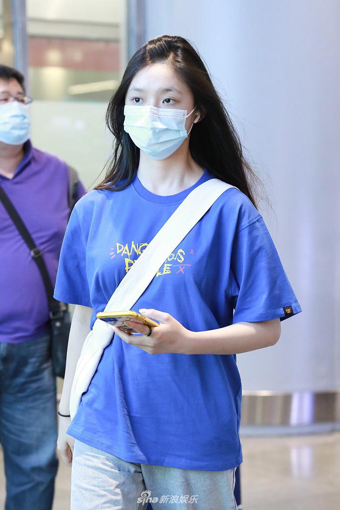 林允上班路透曝光 素颜出街装扮随意无偶像包袱