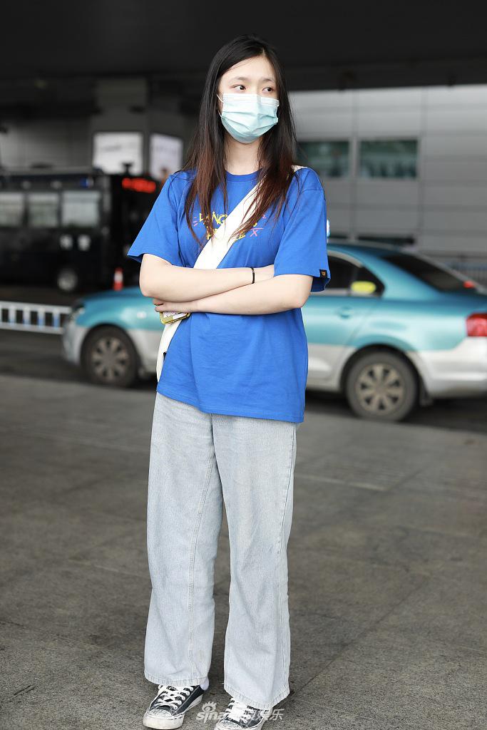 林允上班路透曝光 素颜出街装扮随意无偶像包袱