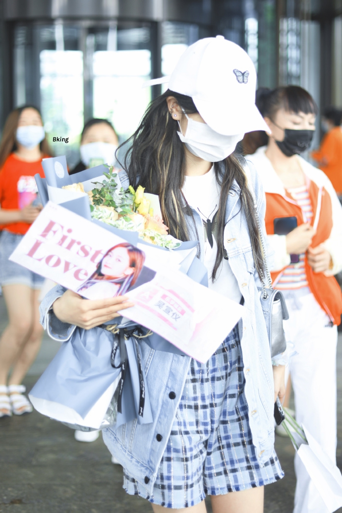 吴宣仪穿牛仔外套清新休闲 搭蓝格短裤秀嫩白美腿