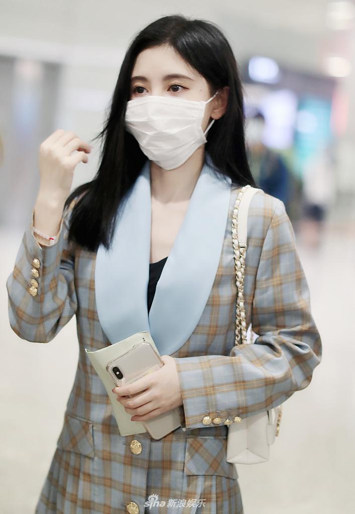 鞠婧祎穿格纹工装裙清新可爱 对镜撩发魅力十足