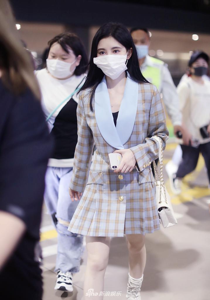鞠婧祎穿格纹工装裙清新可爱 对镜撩发魅力十足