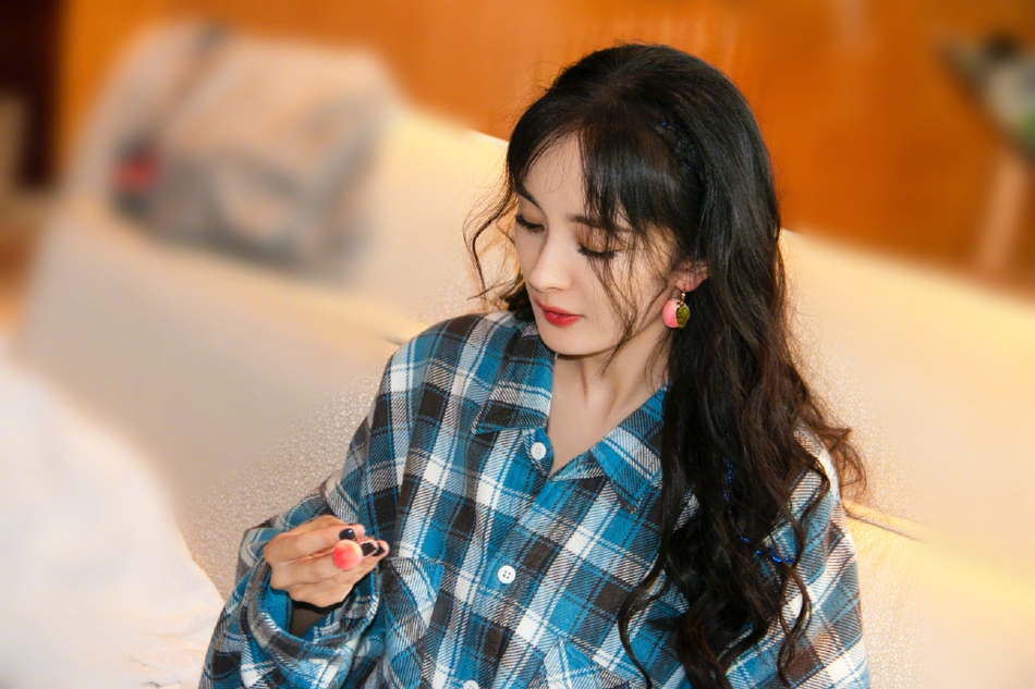 杨幂穿粉丝团会服拿透扇 蜜桃耳坠时尚抢眼