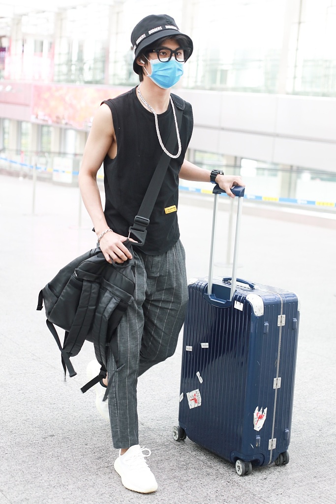 郑锐彬穿无袖背心秀肌肉 黑框镜配渔夫帽文艺范十足