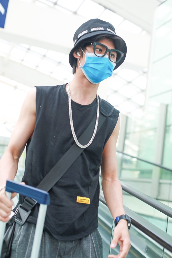 郑锐彬穿无袖背心秀肌肉 黑框镜配渔夫帽文艺范十足