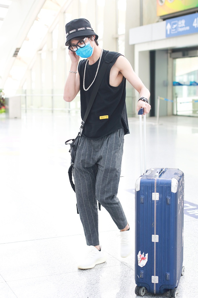 郑锐彬穿无袖背心秀肌肉 黑框镜配渔夫帽文艺范十足