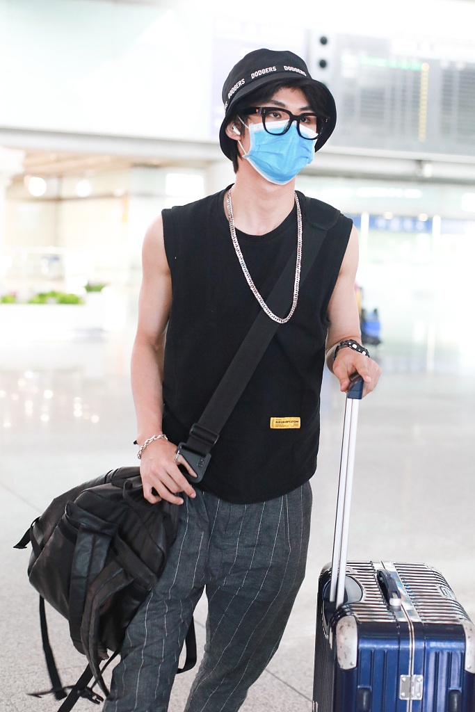 郑锐彬穿无袖背心秀肌肉 黑框镜配渔夫帽文艺范十足