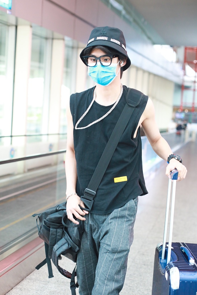 郑锐彬穿无袖背心秀肌肉 黑框镜配渔夫帽文艺范十足