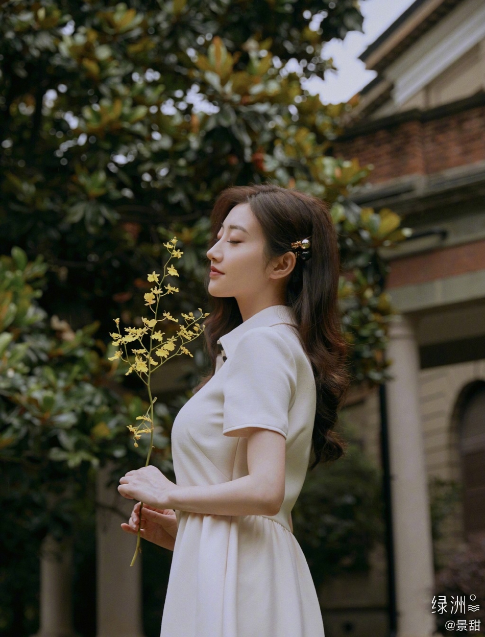 景甜分享优雅写真 一袭白裙复古清纯