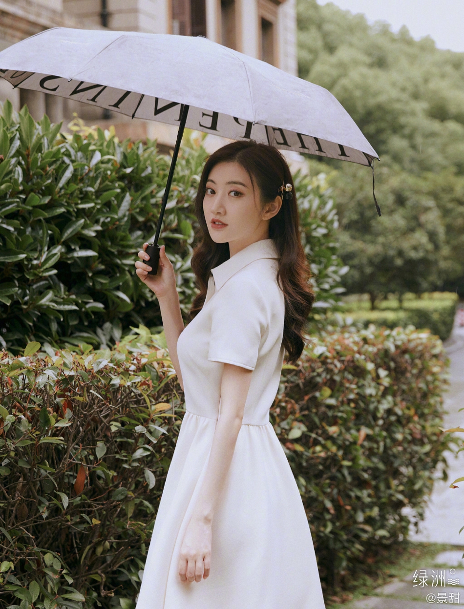 景甜分享优雅写真 一袭白裙复古清纯