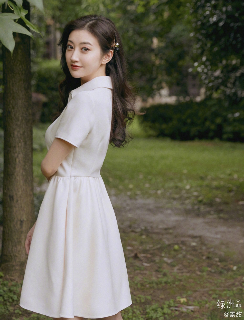 景甜分享优雅写真 一袭白裙复古清纯