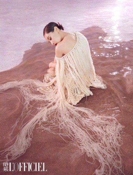 王子文水上裸背大片曝光 造型惊艳魅力十足