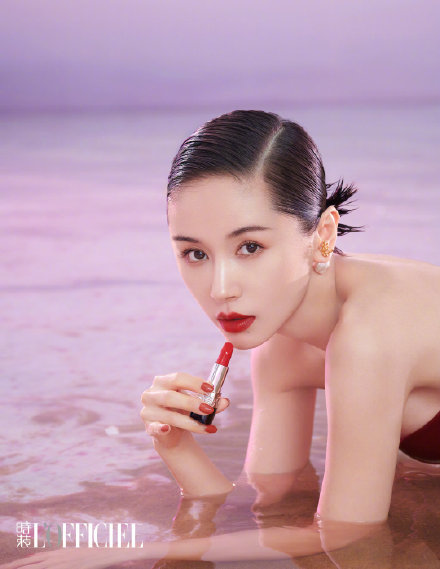 王子文水上裸背大片曝光 造型惊艳魅力十足