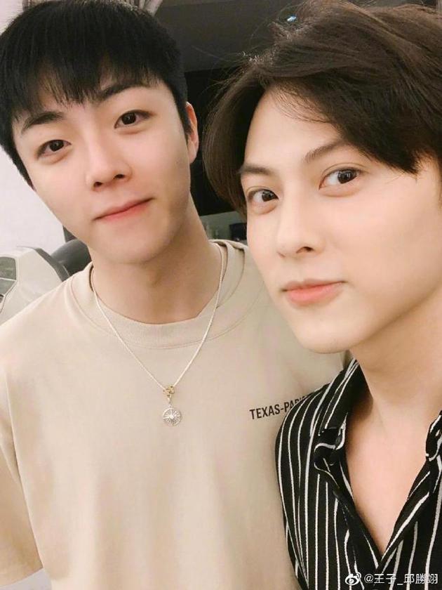 神奇同框！王子邱胜翊晒与陈立农合照赞其有礼貌