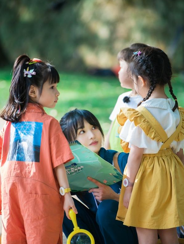 《奇妙小森林》郑爽穿蓝色校服出镜 少女感十足