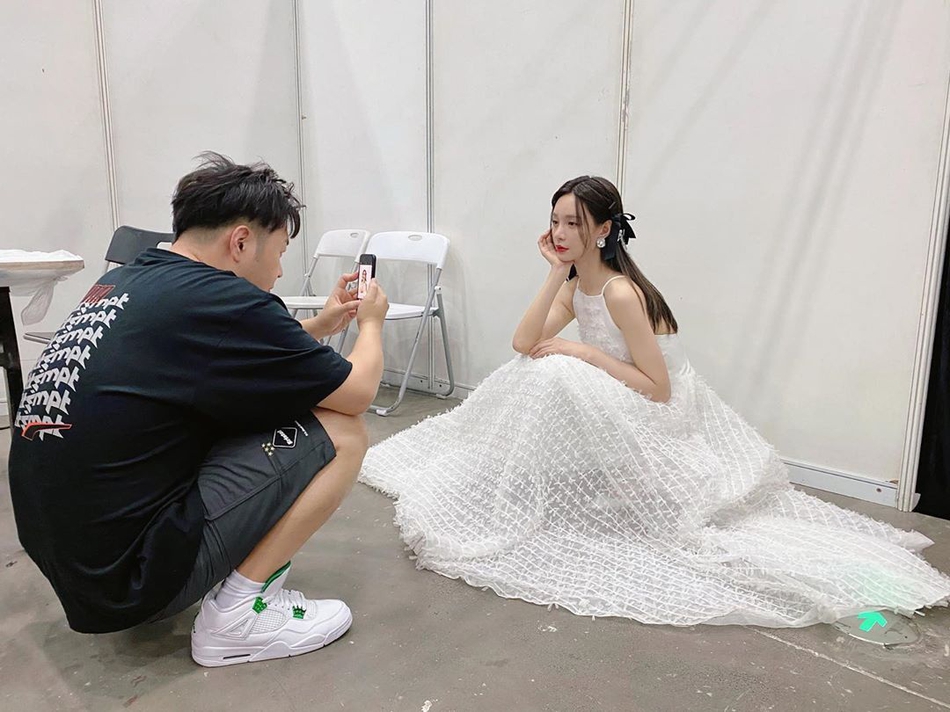 沈梦辰晒白裙写真似待嫁新娘 海涛蹲地为其拍摄超甜蜜