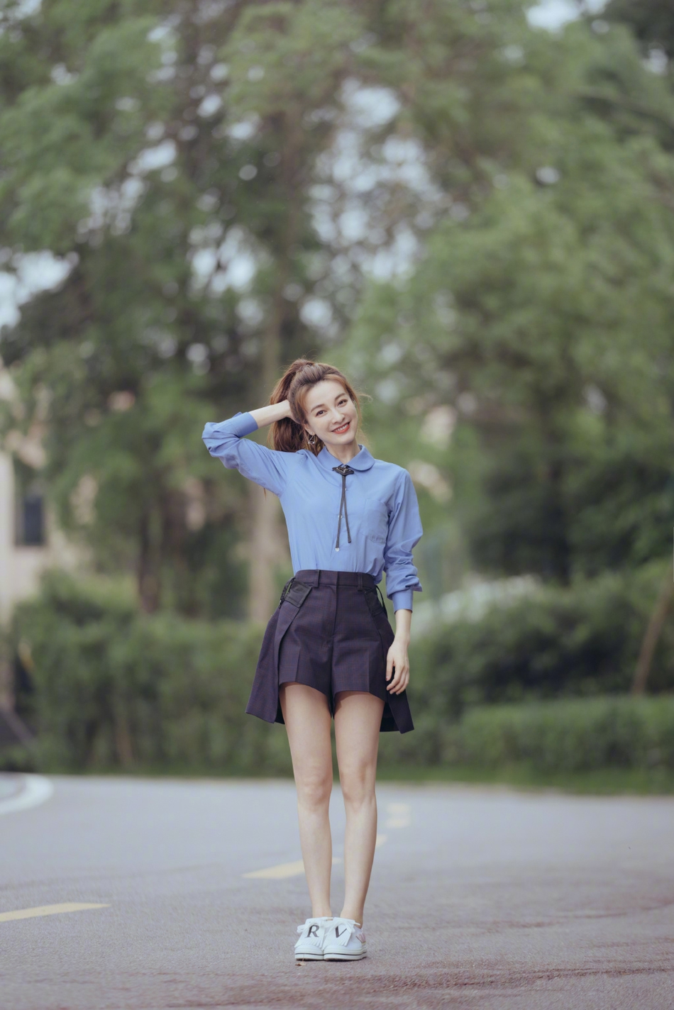 少女感满满！吴昕校服风清新写真曝光