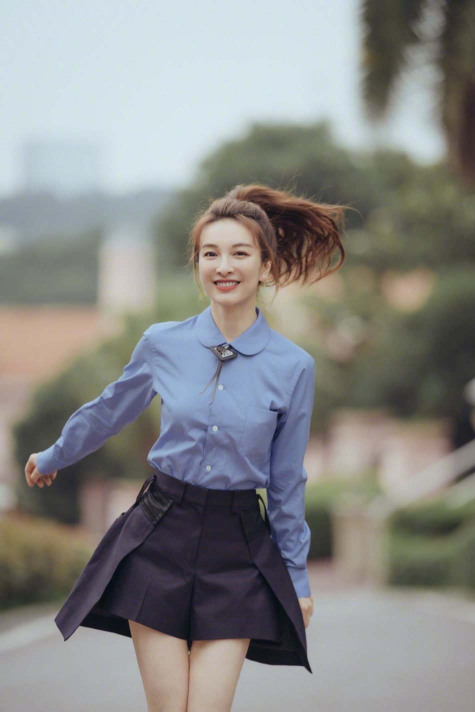 少女感满满！吴昕校服风清新写真曝光