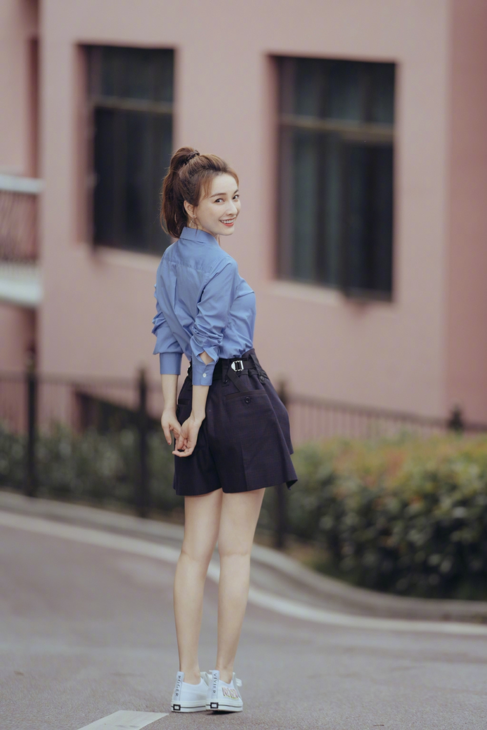 少女感满满！吴昕校服风清新写真曝光