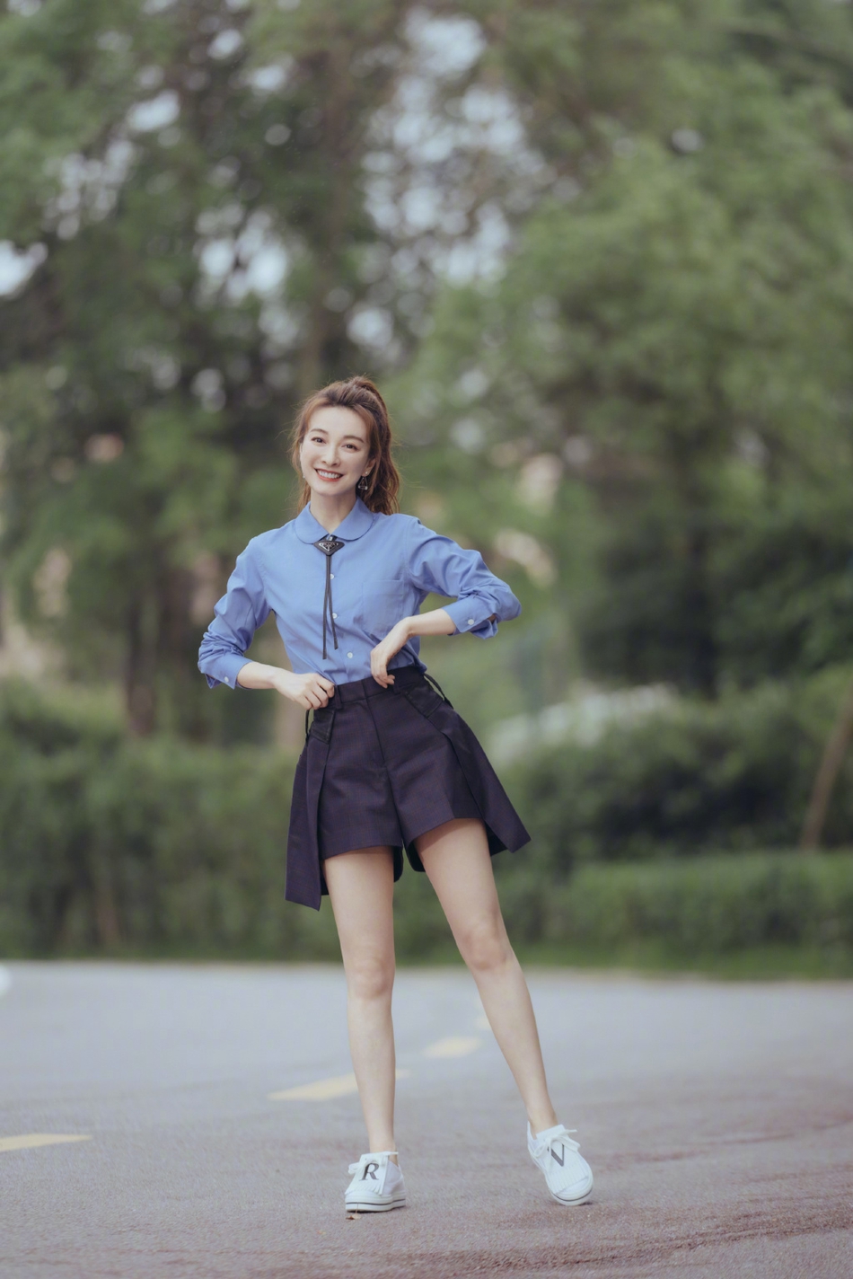 少女感满满！吴昕校服风清新写真曝光