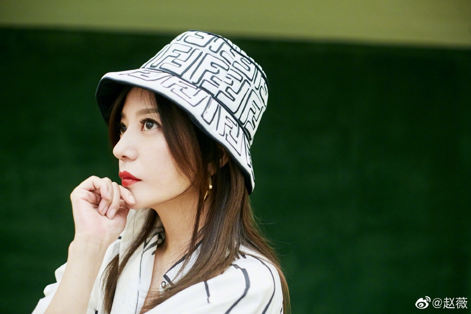 赵薇端午节晒美照 着漫画衬衫秀精致下颚线