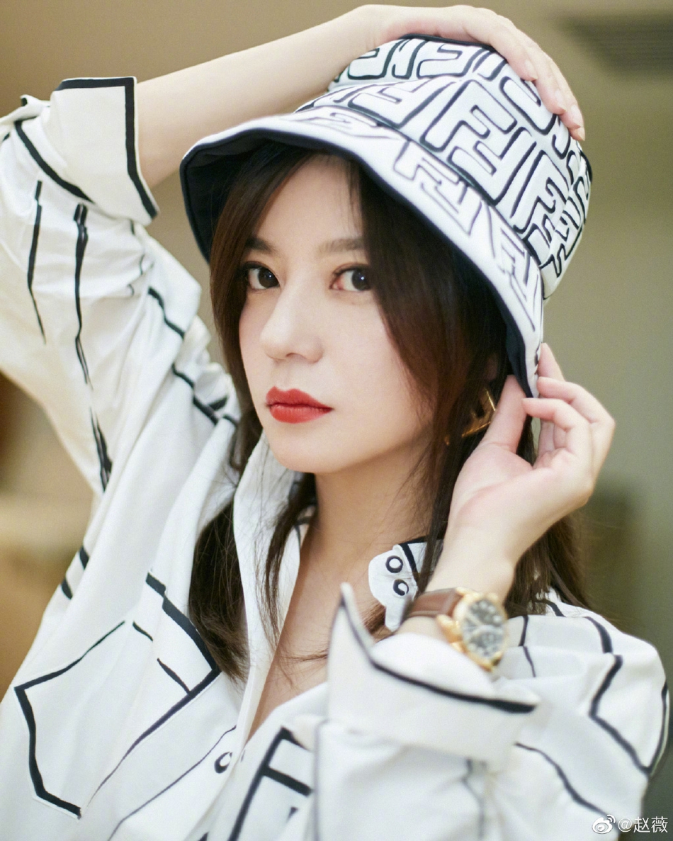 赵薇端午节晒美照 着漫画衬衫秀精致下颚线