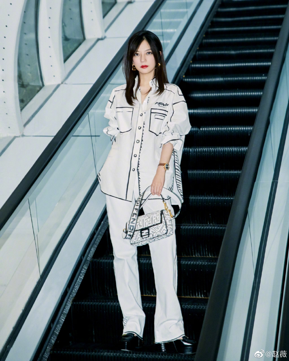 赵薇端午节晒美照 着漫画衬衫秀精致下颚线