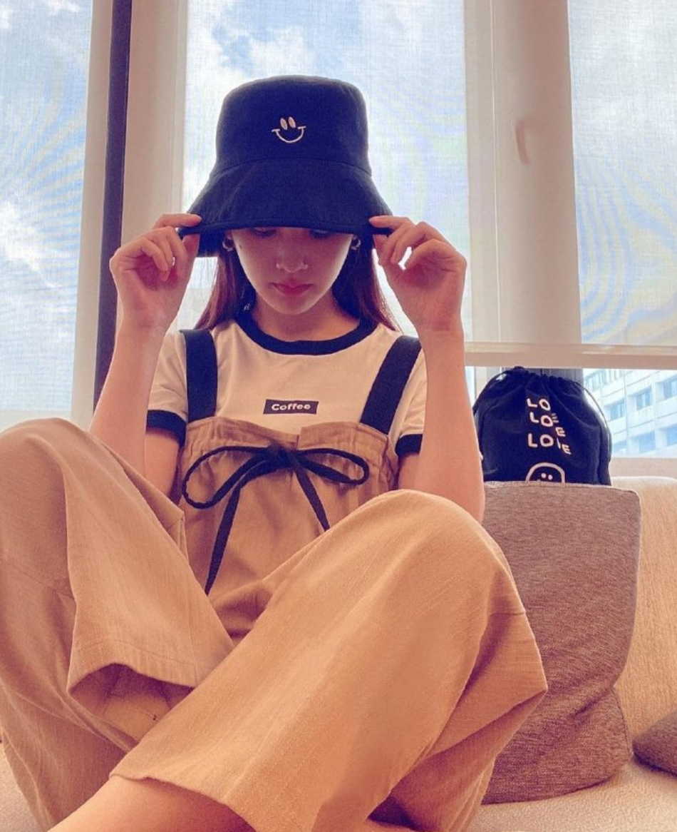 杨丞琳戴笑脸渔夫帽可爱减龄 盘腿坐少女感满满