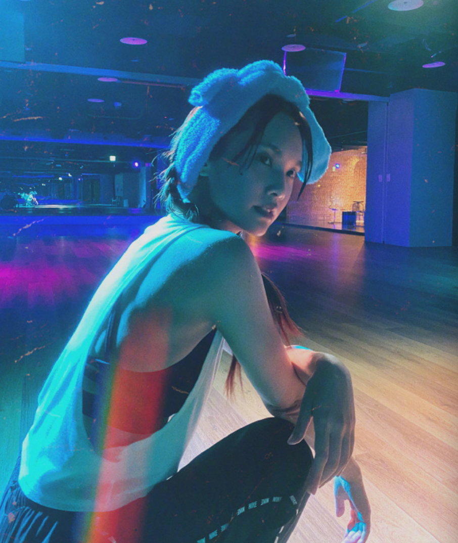 杨丞琳戴笑脸渔夫帽可爱减龄 盘腿坐少女感满满