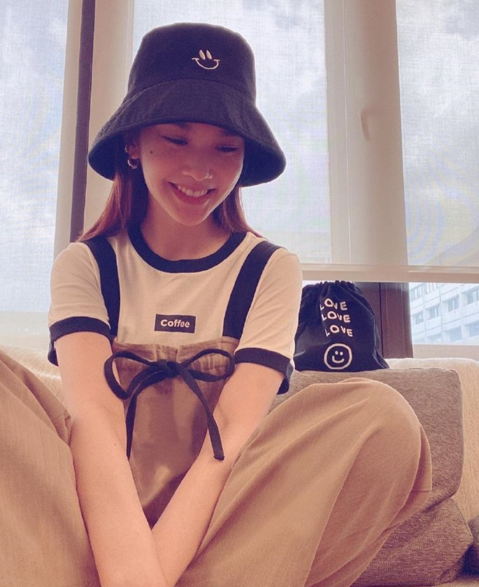 杨丞琳戴笑脸渔夫帽可爱减龄 盘腿坐少女感满满