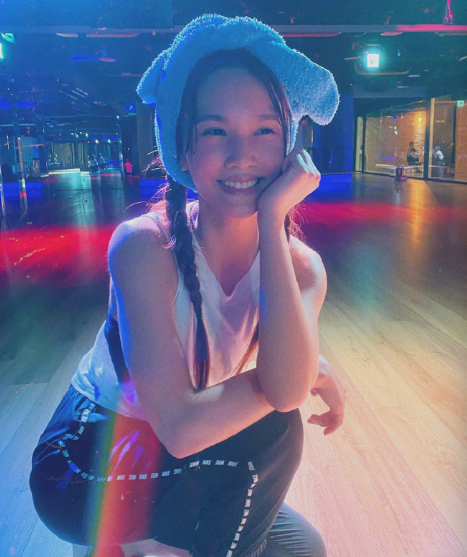 杨丞琳戴笑脸渔夫帽可爱减龄 盘腿坐少女感满满