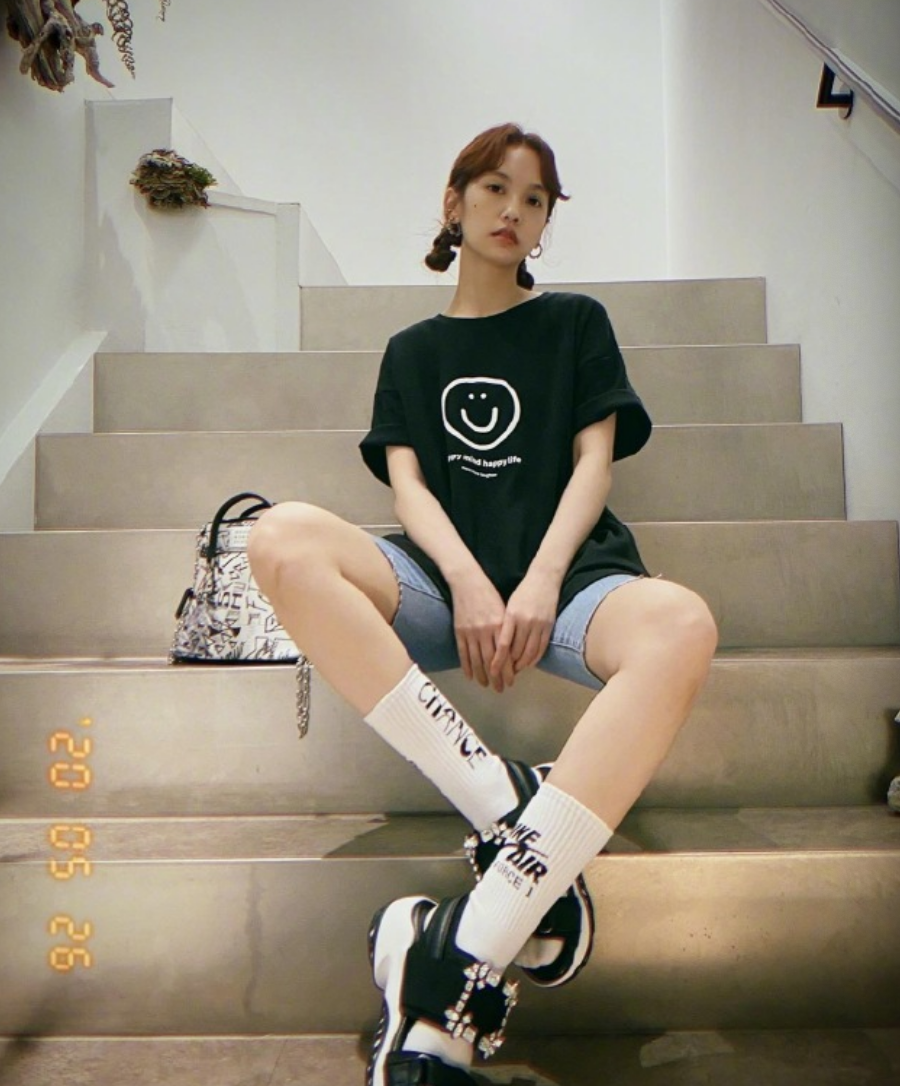 杨丞琳戴笑脸渔夫帽可爱减龄 盘腿坐少女感满满