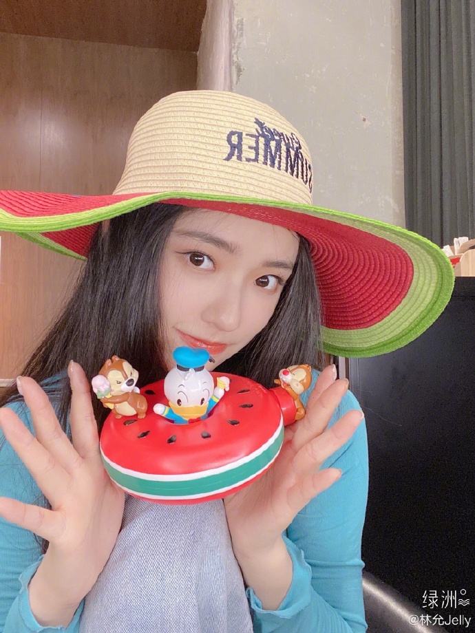 林允晒童趣自拍心情好 戴西瓜草帽捧玩具俏皮可爱
