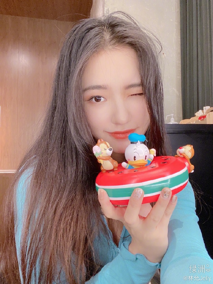 林允晒童趣自拍心情好 戴西瓜草帽捧玩具俏皮可爱