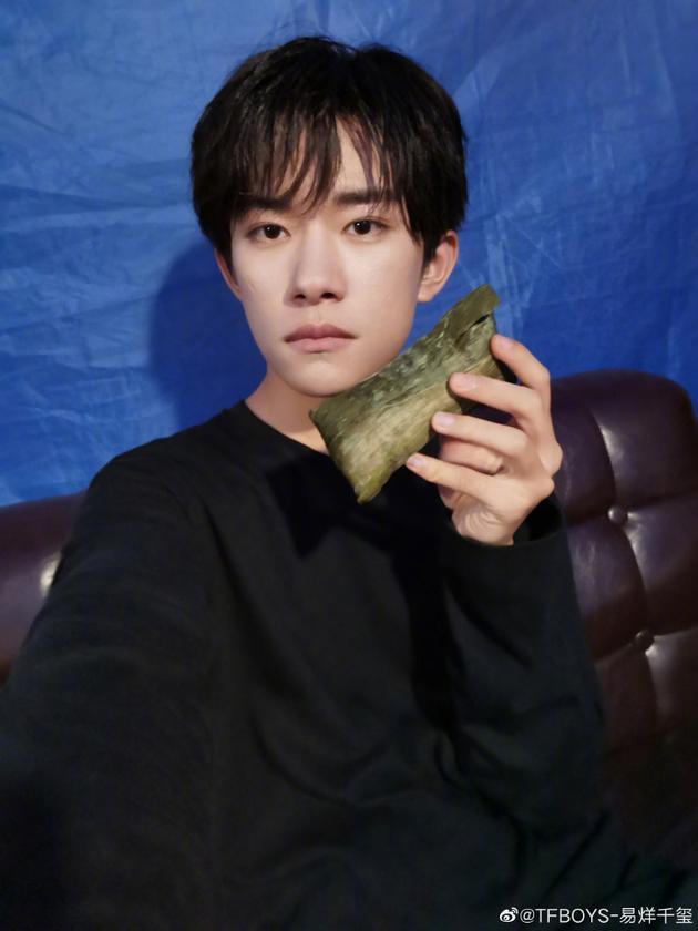 易烊千玺端午节送祝福 手持粽子自拍帅气十足