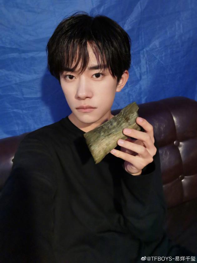 易烊千玺端午节送祝福 手持粽子自拍帅气十足