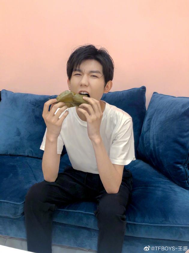 王源端午节吃粽子表情可爱 邀粉丝猜是什么馅