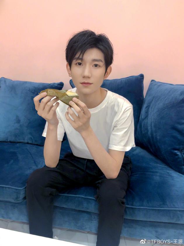 王源端午节吃粽子表情可爱 邀粉丝猜是什么馅