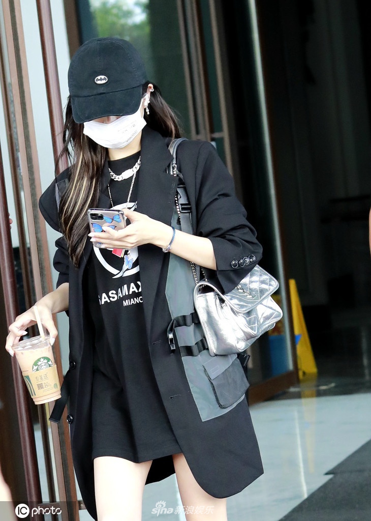 火箭少女解散后吴宣仪首现身 捧咖啡悠闲赶路秀白皙美腿