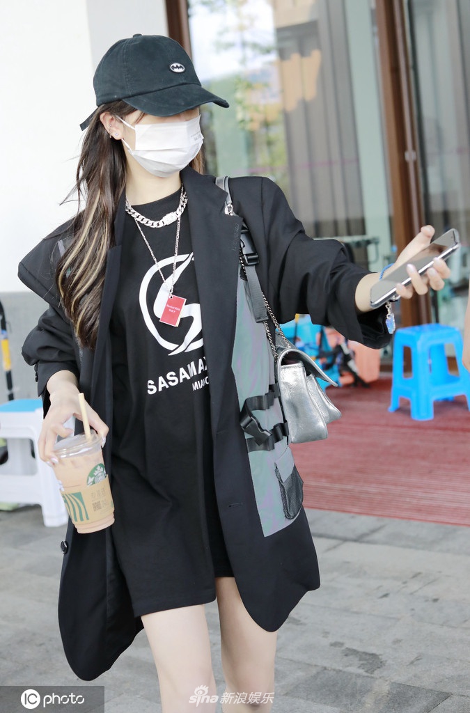 火箭少女解散后吴宣仪首现身 捧咖啡悠闲赶路秀白皙美腿