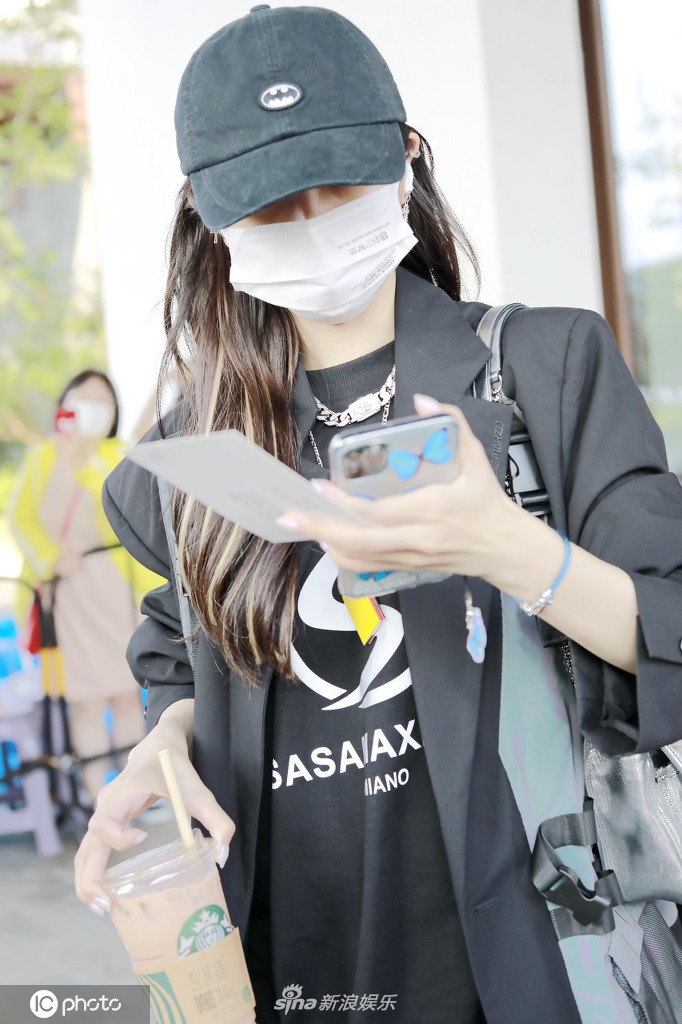 火箭少女解散后吴宣仪首现身 捧咖啡悠闲赶路秀白皙美腿