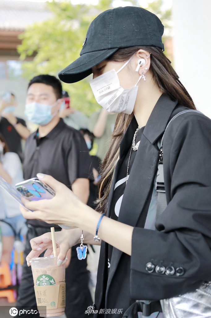 火箭少女解散后吴宣仪首现身 捧咖啡悠闲赶路秀白皙美腿