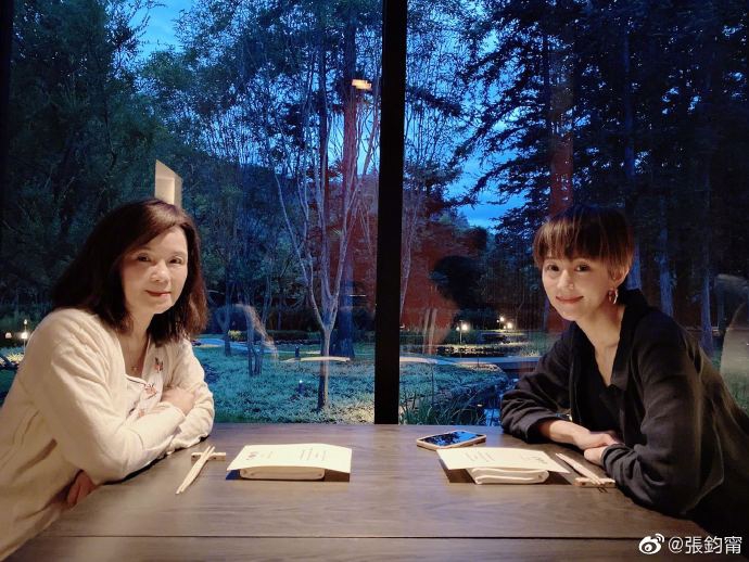 张钧甯和妈妈爬山游泳健身 母女俩皮肤紧致似姐妹花