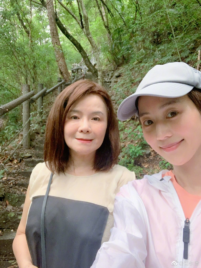 张钧甯和妈妈爬山游泳健身 母女俩皮肤紧致似姐妹花