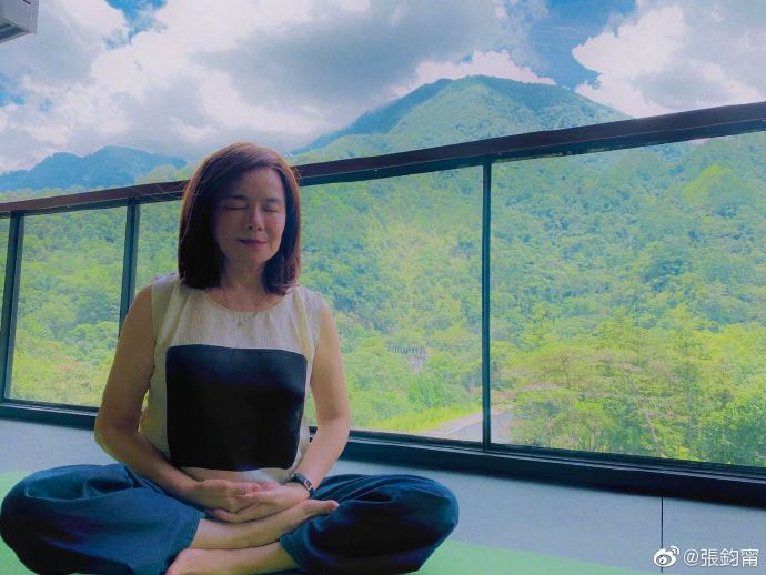 张钧甯和妈妈爬山游泳健身 母女俩皮肤紧致似姐妹花