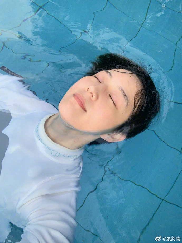 张钧甯和妈妈爬山游泳健身 母女俩皮肤紧致似姐妹花