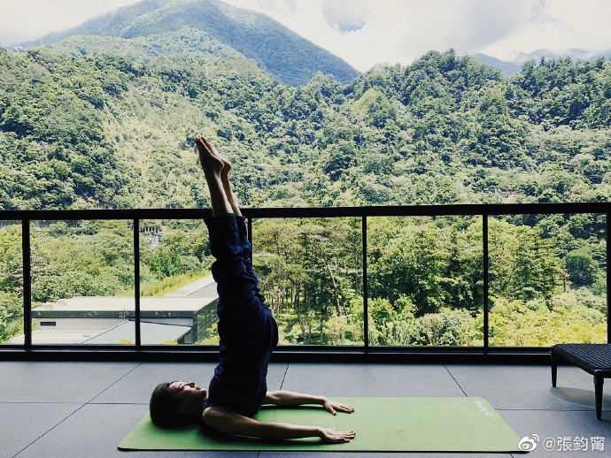 张钧甯和妈妈爬山游泳健身 母女俩皮肤紧致似姐妹花