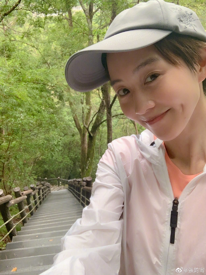 张钧甯和妈妈爬山游泳健身 母女俩皮肤紧致似姐妹花